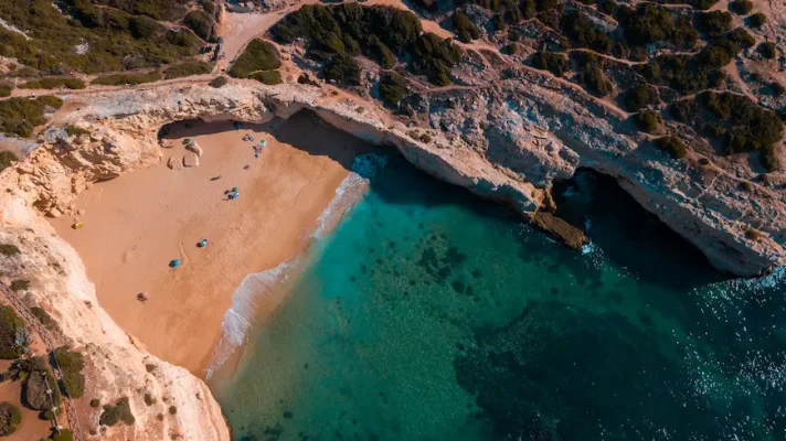 Hermosas playas atlánticas y acantilados de Algarve Portugal en un día soleado de verano